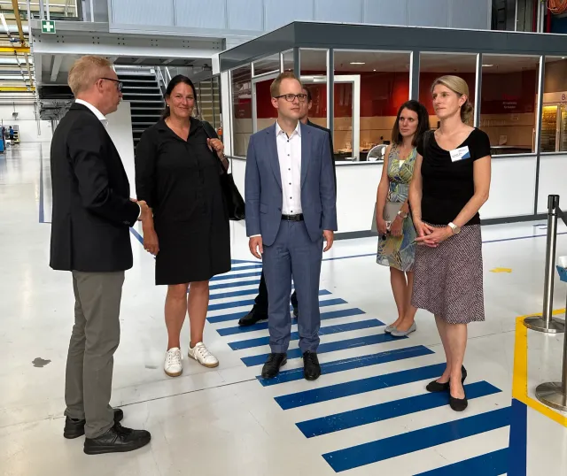 Ausbildung & attraktive Arbeitswelten: Mit Jens Brandenburg zu Besuch bei Uhlmann in Laupheim